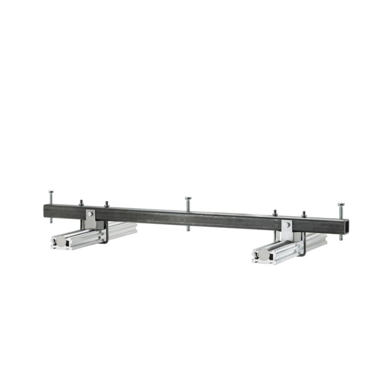 Ein metallisches Konstrukt bestehend aus einem langen, horizontalen Balken und zwei vertikalen Halterungen aus Aluminiumprofilen auf weißem Hintergrund.