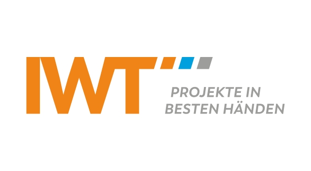 Logo mit den Buchstaben IWT in Orange und dem Slogan 'PROJEKTE IN BESTEN HÄNDEN' in Grau, mit drei kleinen farbigen Quadraten in Blau und Grau darüber.