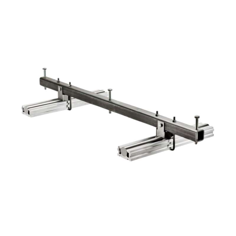 Ein rechteckiges Metallgerüst mit zwei parallelen Trägern, die durch eine Querstrebe verbunden sind, mehrere Schrauben und Bolzen sind sichtbar.