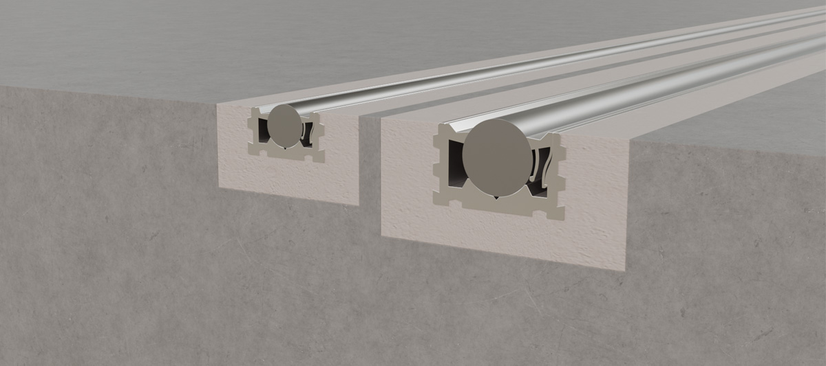 Querschnitt einer Dual-Schienen-Konstruktion aus Aluminium, eingebettet in einen Boden, mit sichtbaren Befestigungselementen.