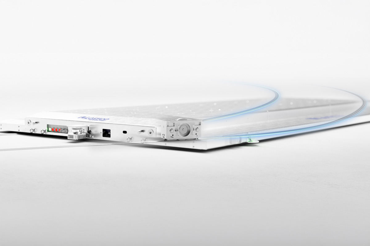 Flaches elektronisches Gerät mit Anschlüssen und blauer Markierung in stilisierter Umgebung.